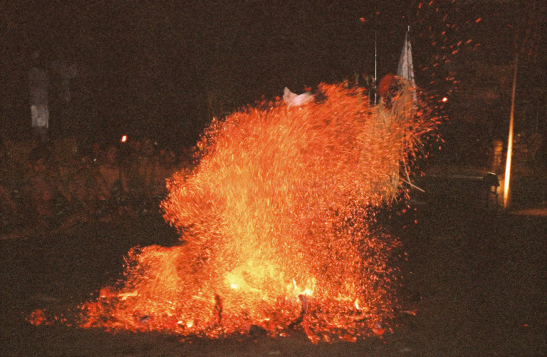 IMAGE(http://www.edwebproject.org/bali/gallery/pics/kecak.flames.jpg)